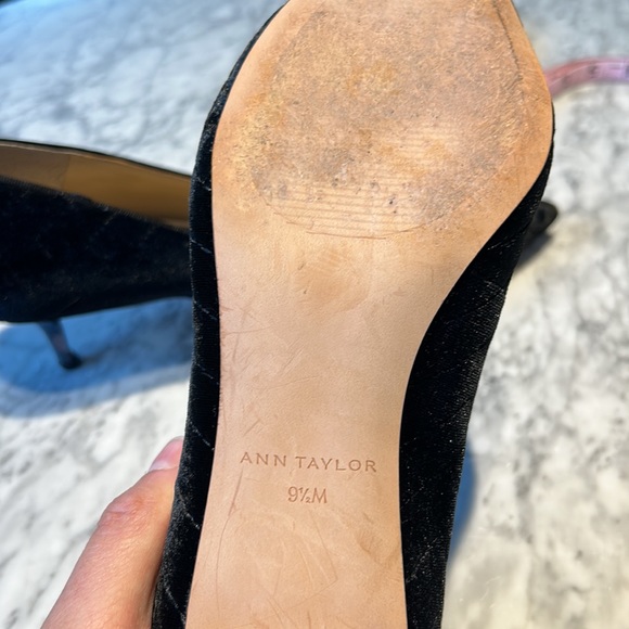 Ann Taylor Velvet Pumps. Size 9.5 - Picture 4 of 4